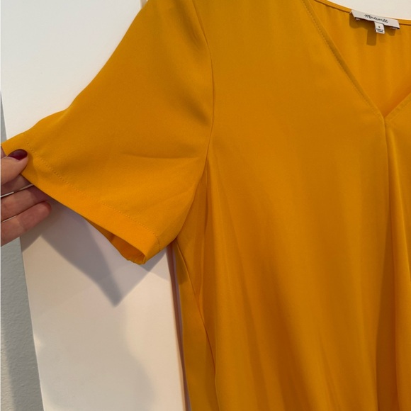 Madewell short sleeve blouse with tie closure at the bottom - Picture 3 of 5